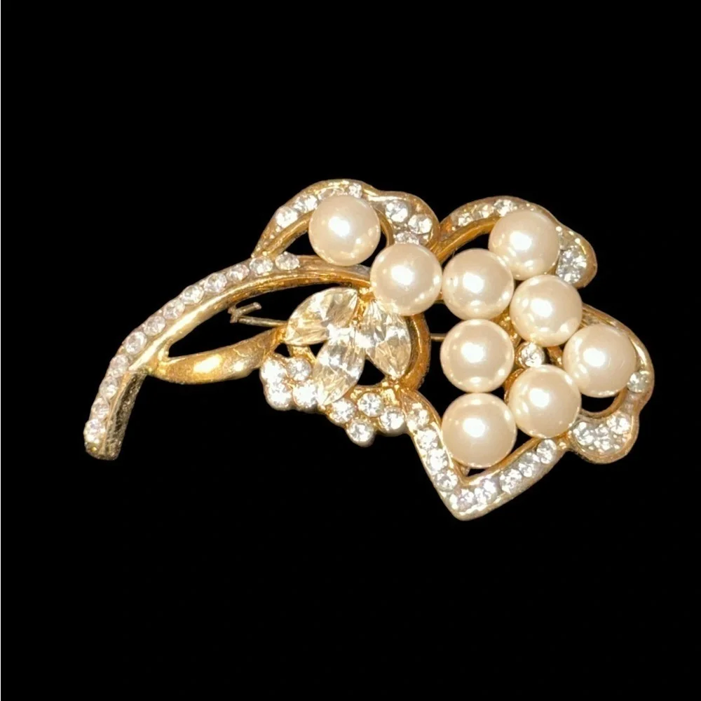 Vintage Stunning Gold-Tone Faux Pearl and Rhinestone Brooch